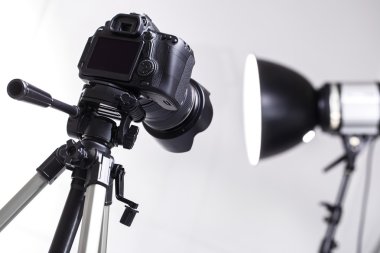 DSLR fotoğraf makinesi tripod üzerinde 