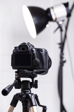 DSLR fotoğraf makinesi tripod üzerinde 