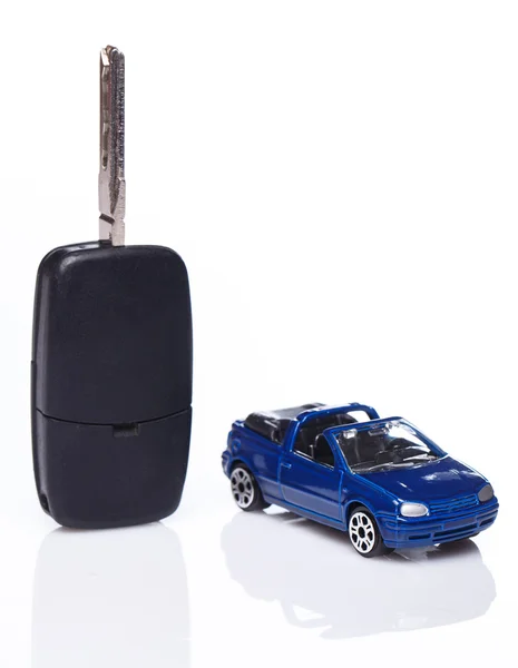 Speelgoedauto en sleutel — Stockfoto