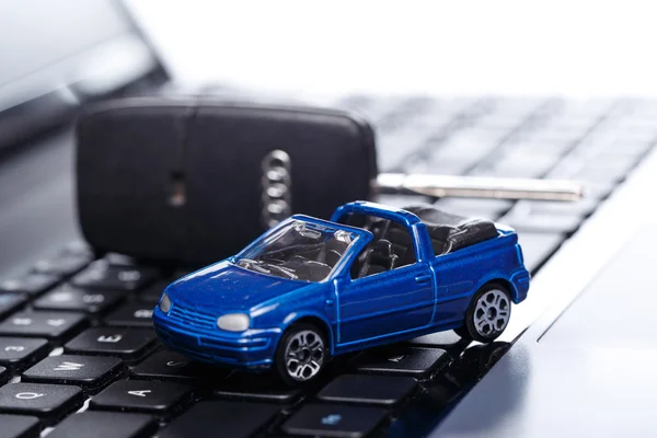 Carro de brinquedo sobre teclado — Fotografia de Stock