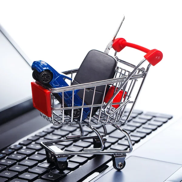 Car and key in shopping trolley — Stock Photo, Image