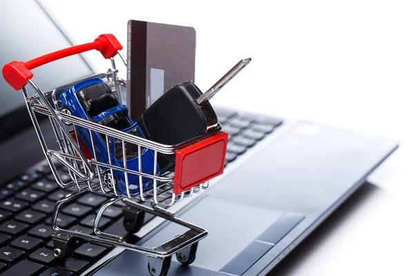 Car and key in shopping trolley — Stock Photo, Image