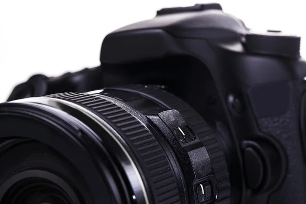 Beyaz arkaplanda DSLR Kamerası — Stok fotoğraf