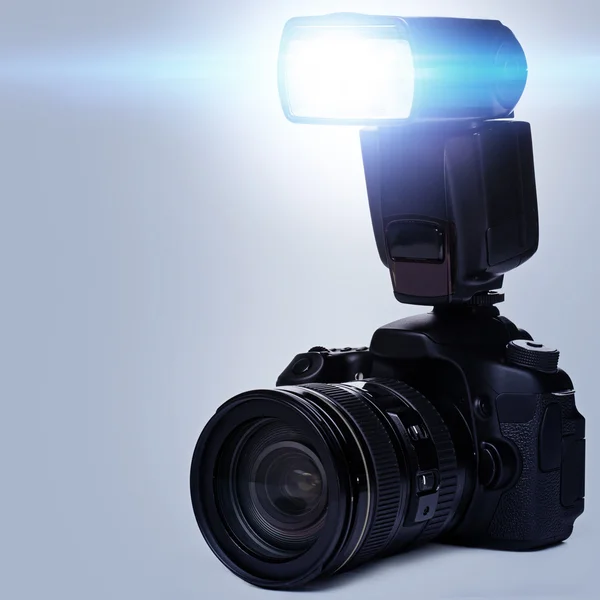 DSLR camera met flits — Stockfoto