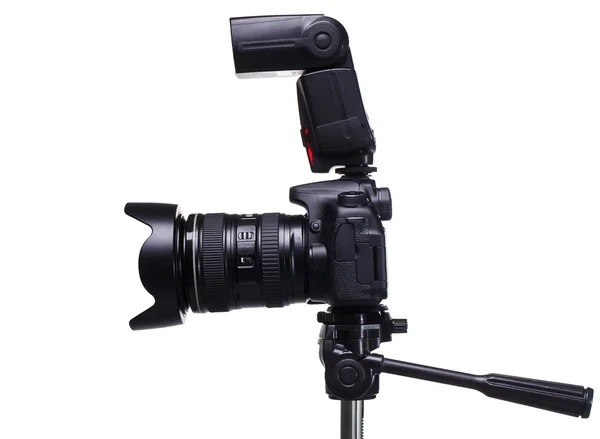 DSLR camera op statief met externe flitser — Stockfoto