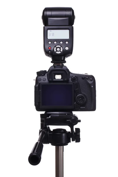 Fotocamera DSLR su treppiede con flash esterno — Foto Stock