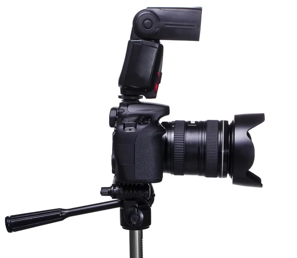 DSLR camera op statief met externe flitser — Stockfoto