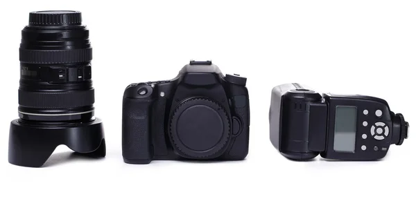 DSLR fotoğraf makinesi gövdesi, objektif ve flaş — Stok fotoğraf