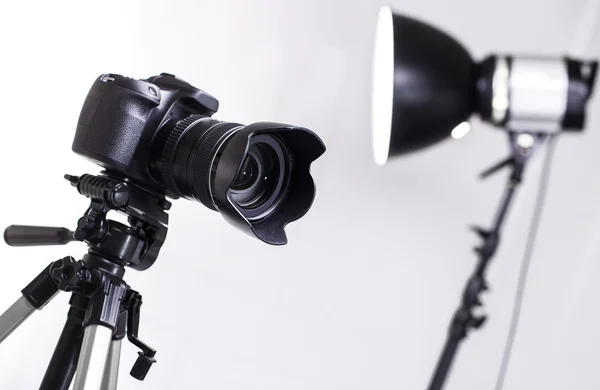 DSLR camera op statief — Stockfoto