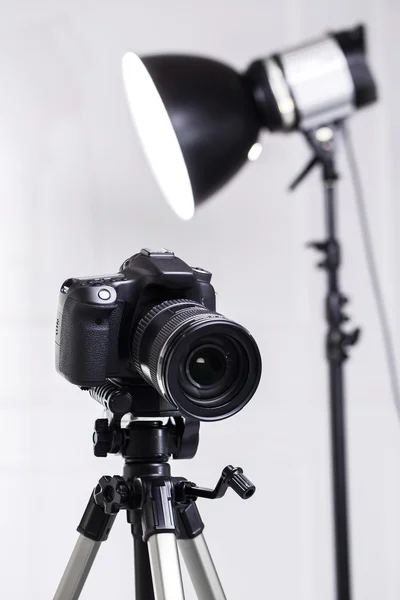 DSLR camera op statief — Stockfoto