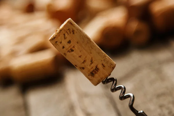 Sacacorchos y tapones de vino — Foto de Stock