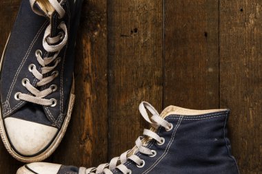 Lastikbotlar ahşap arka plan üzerinde