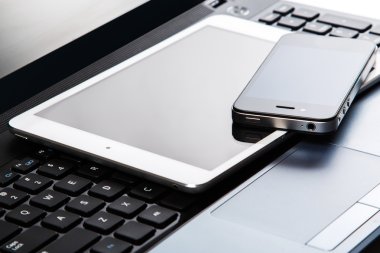 dizüstü bilgisayar, tablet ve akıllı telefon
