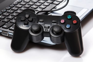 gamepad bir klavyede yalan söylüyor