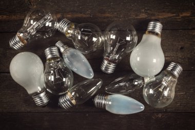 Ahşap arka plan üzerinde Lightbulbs