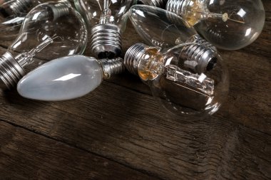 Ahşap arka plan üzerinde Lightbulbs