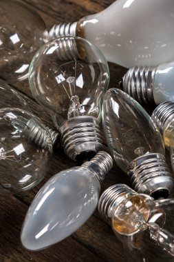 Ahşap arka plan üzerinde Lightbulbs