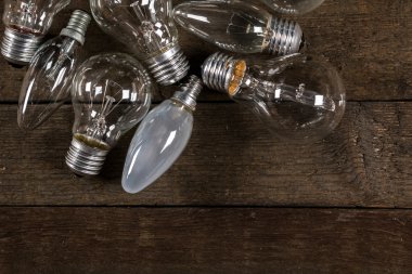 Ahşap arka plan üzerinde Lightbulbs