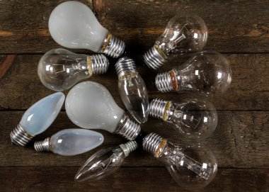Ahşap arka plan üzerinde Lightbulbs