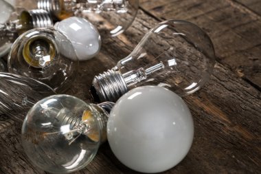 Ahşap arka plan üzerinde Lightbulbs