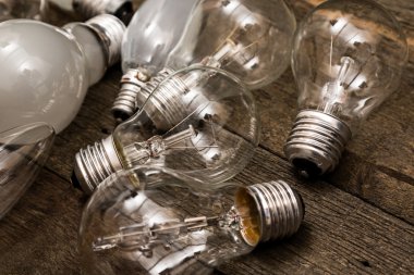 Ahşap arka plan üzerinde Lightbulbs