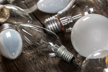 Ahşap arka plan üzerinde Lightbulbs