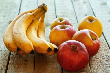 Tahta masada meyveler