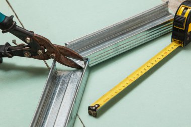 Makaslar, metal ve ölçü birimi teyp için