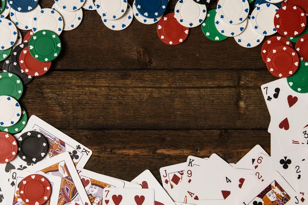 Tarjetas y fichas de poker — Foto de Stock