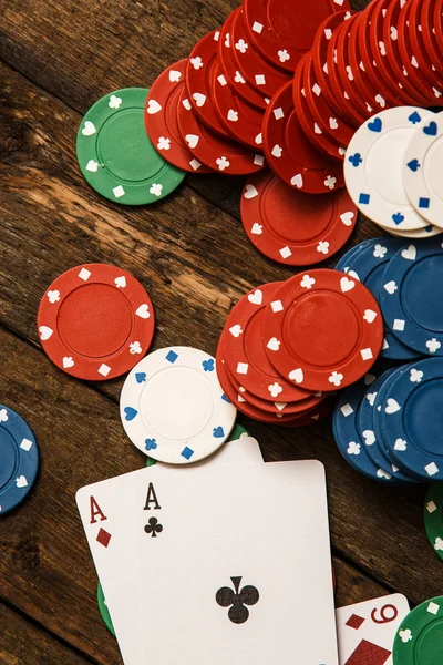 Tarjetas y fichas de poker —  Fotos de Stock