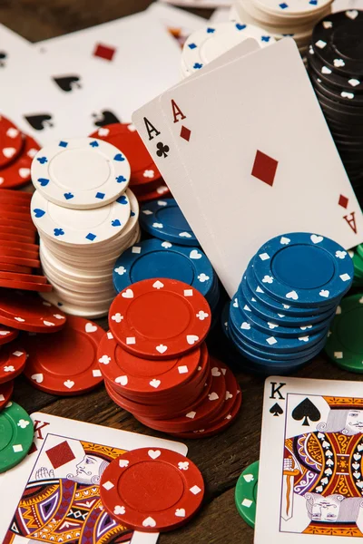 Tarjetas y fichas de poker — Foto de Stock