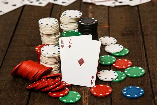 Покерні карти і чіпи — стокове фото