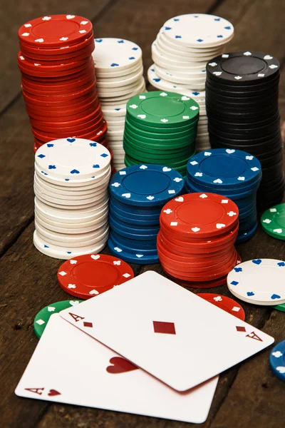 Tarjetas y fichas de poker — Foto de Stock