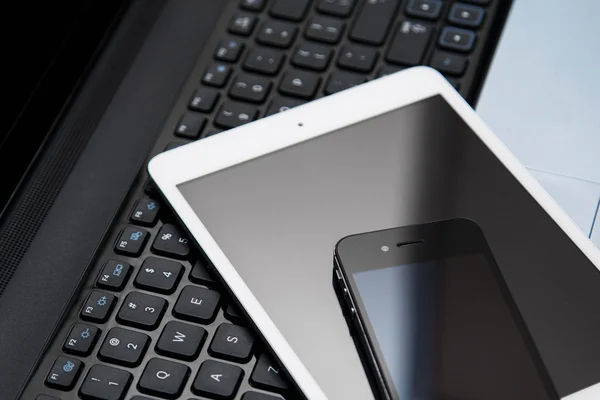 Smartphone, Tablet und Laptop — Stockfoto