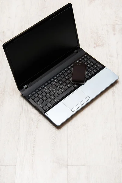 Smartphone e laptop — Fotografia de Stock