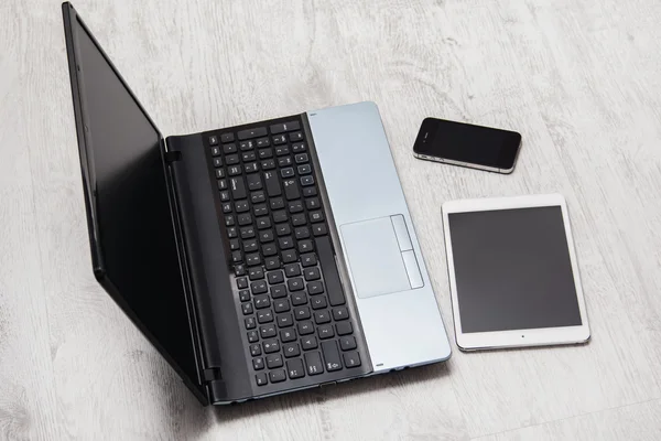Akıllı telefon, tablet ve dizüstü — Stok fotoğraf
