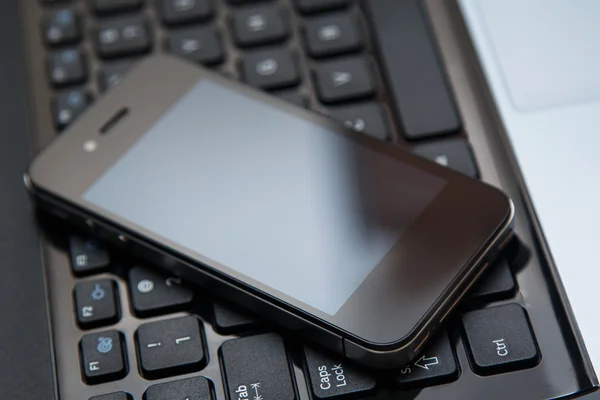 Smartphone a laptop klávesnice — Stock fotografie