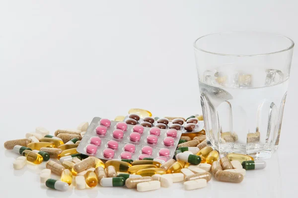 Vetro e diverse pillole — Foto Stock