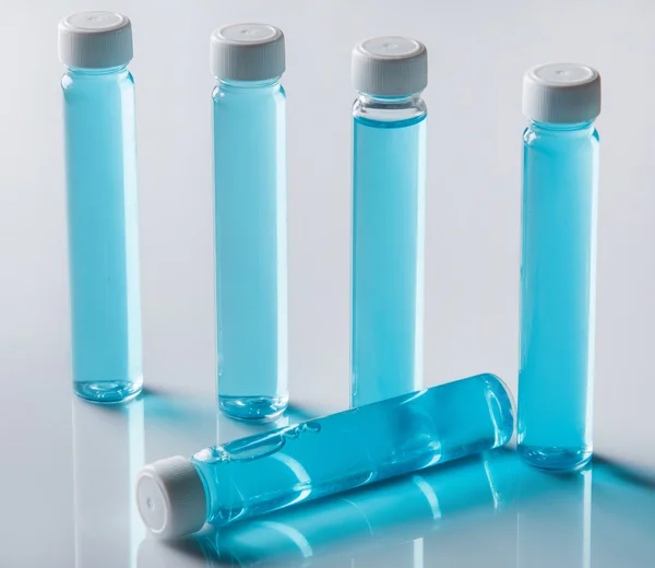 Flessen met blauwe vloeistof — Stockfoto