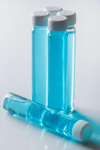 Flessen met blauwe vloeistof — Stockfoto