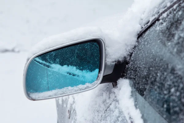 Автомобильное зеркало и снег — стоковое фото