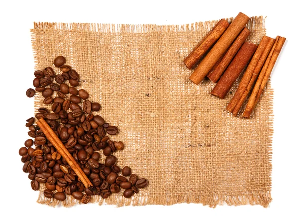 Kanelstång och kaffebönor — Stockfoto