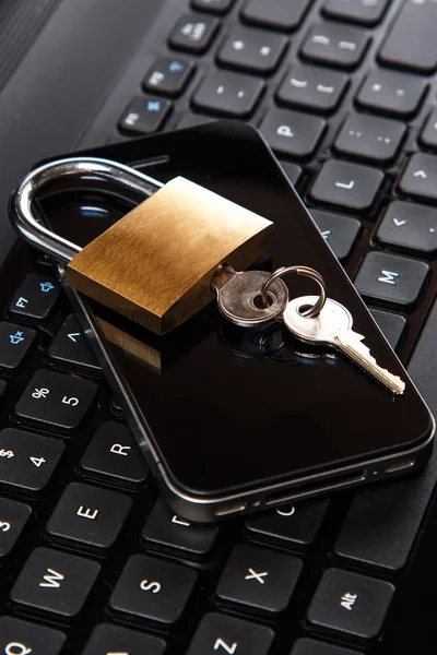 Smartphone and padlock — Stock Photo, Image