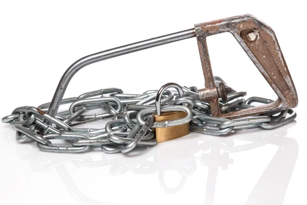 Padlock with chain and saw — Stock Photo, Image