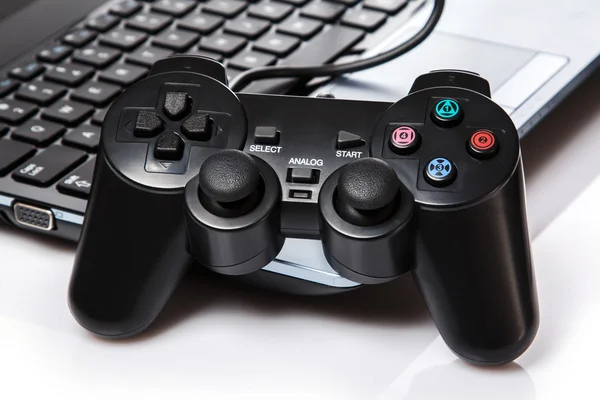 Gamepad ligt op een toetsenbord — Stockfoto