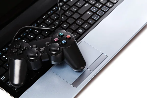 Gamepad ligt op een toetsenbord — Stockfoto