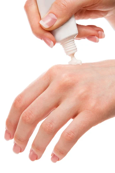 Frau trägt Feuchtigkeitscreme auf die Hände auf — Stockfoto
