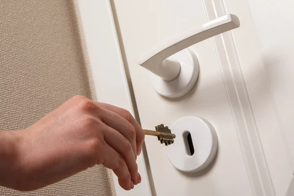 Hand with key — Stock Photo, Image