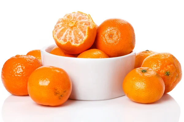 Čerstvé mandarinky v misce — Stock fotografie