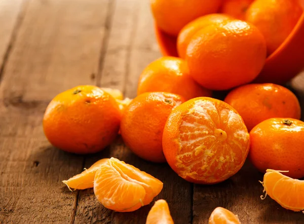 Färska mandariner i skål — Stockfoto